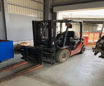 フォークリフト2.5t